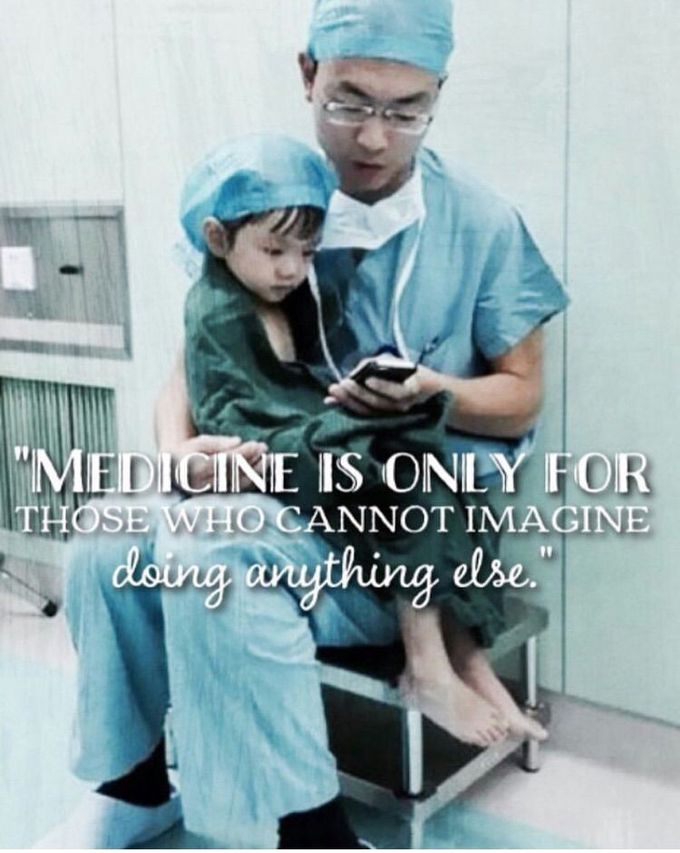 THIS SURGEON 😷 COMFORTS A CRYING 😭 GIRL BY A PLAYING CARTOON ON HIS PHONE 📱 BEFORE HER OPERATION...