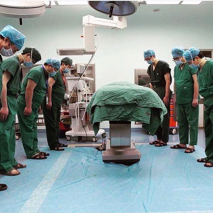 A Chinese girl donated her organs and saved 4 lives! Doctors and nurses bow to show respect. 🙏 