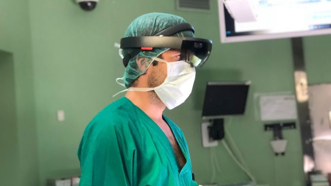 Así están empezando a usarse las HoloLens de Microsoft en quirófanos reales