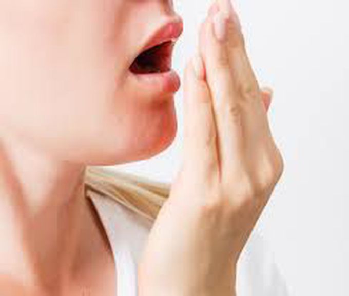 What are the symptoms of halitosis?