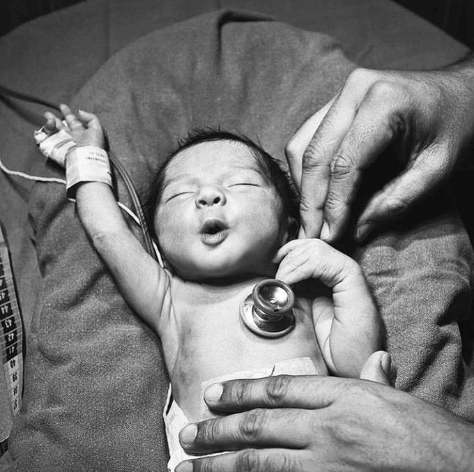 Always worm the stethoscope before placing it on the patient🤗 (But if you want to see a beautiful reaction like this then don't😉)