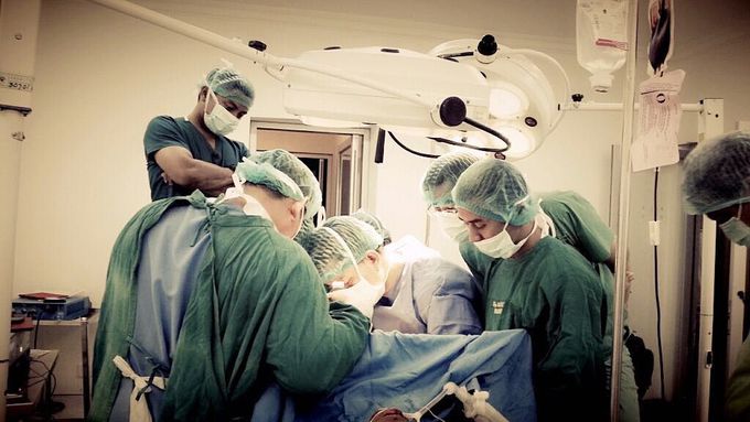Which one is better ? Watching procedures through display in operating theatre or get small effort to see it live.