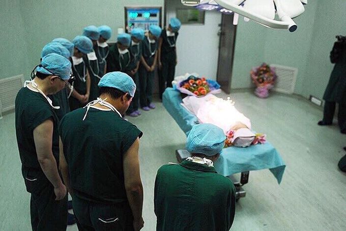 The medical staff on an organ-donation operation bow to pay tribute to 17-years old female organ donor who save multiple human lives.Comment a ❤️ to show your love!