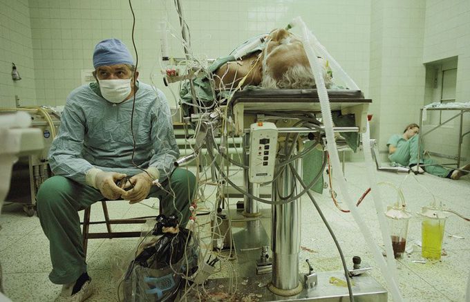 31 years ago, Zbigniew Religa after a 23 hour heart transplant ❤️