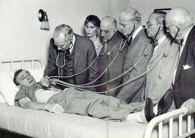 IS HE PATIENT OR MP3 PLAYER 😂😂