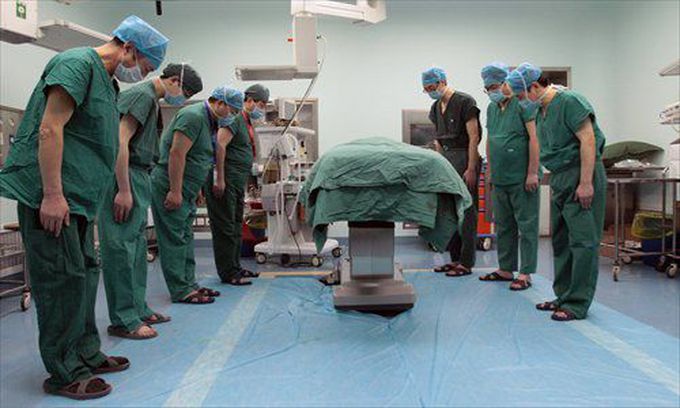 Doctors and nurses bow to an organ donor to show their - MEDizzy